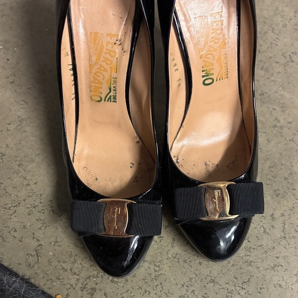 Salvatore Ferragamo Black Patent Leather Heels with Bow 8.5 - Picture 4 of 5